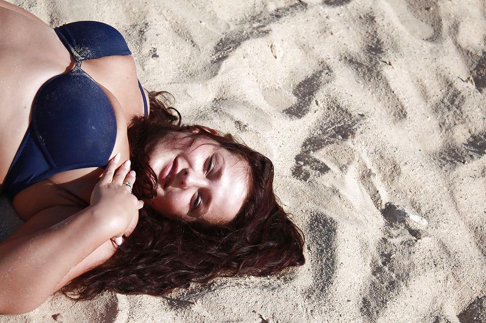 25P Thick sexy brunette