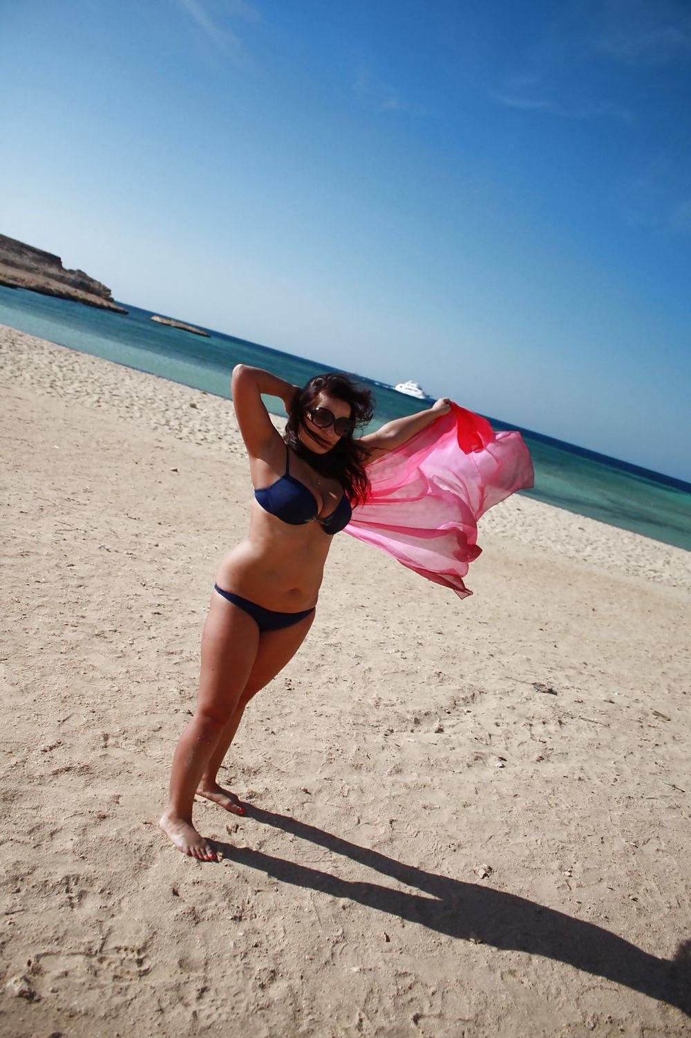 25P Thick sexy brunette