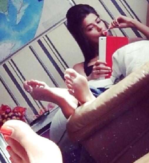 11P Feet in the mirror !