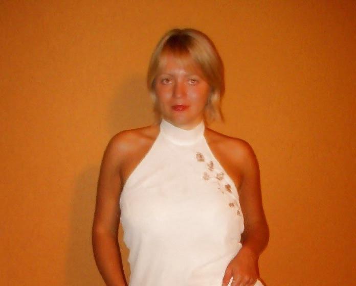 5P Short Haired Blonde MILF