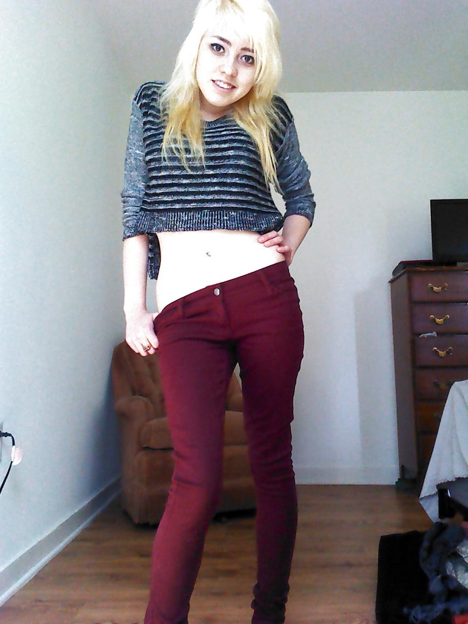25P Tight blonde shows it all off