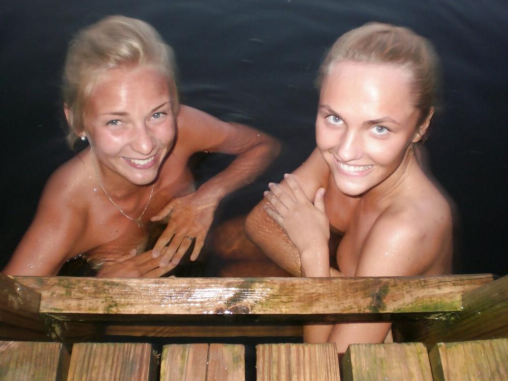 15P Small bathing between friends