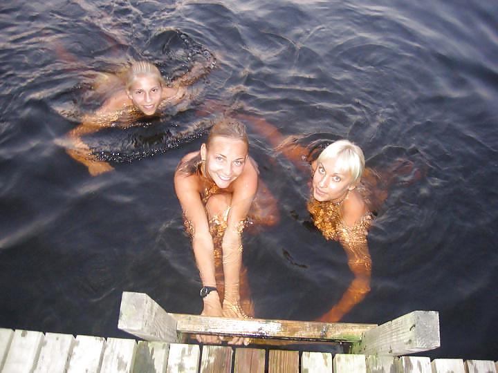 15P Small bathing between friends