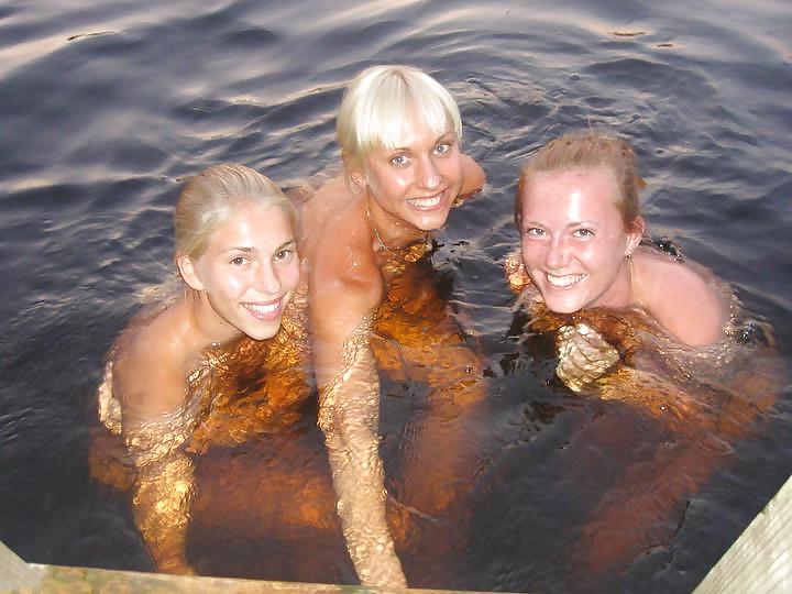 15P Small bathing between friends