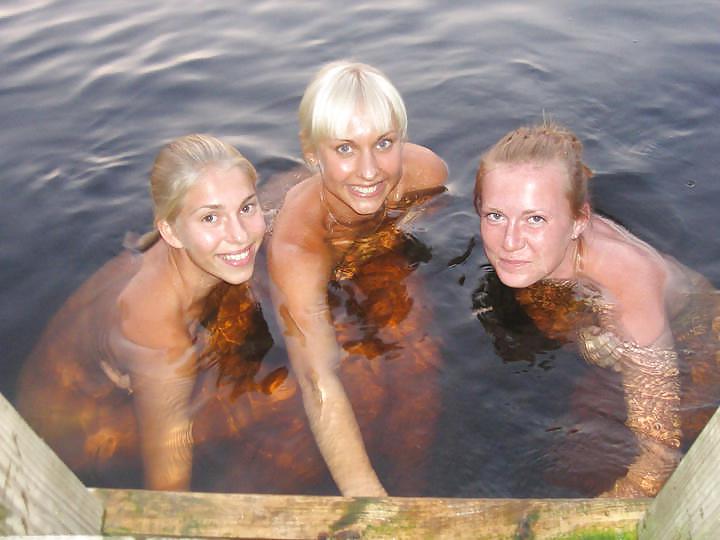 15P Small bathing between friends