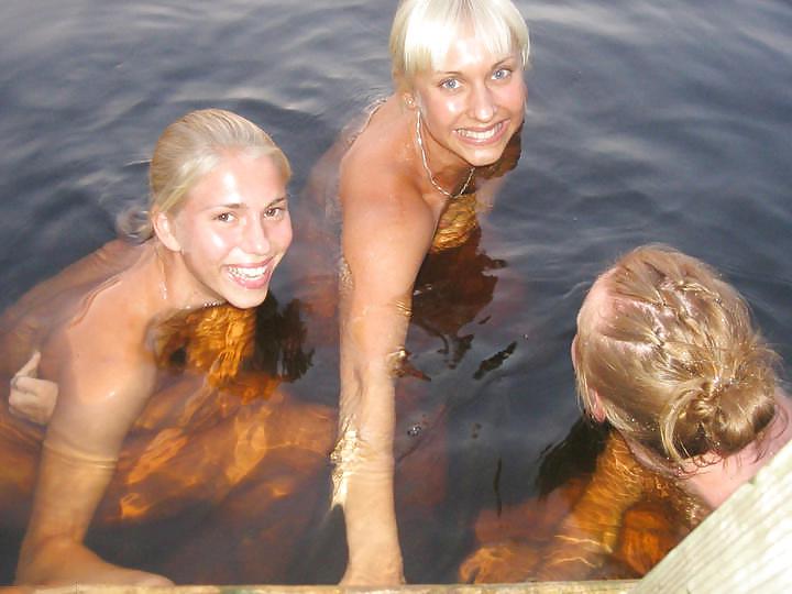 15P Small bathing between friends