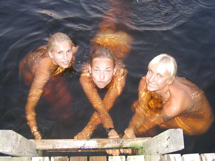 15P Small bathing between friends
