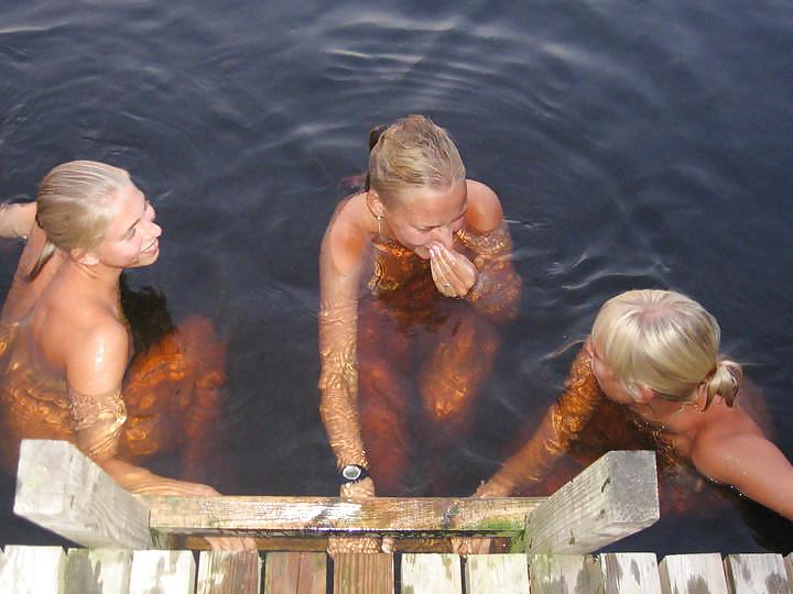 15P Small bathing between friends