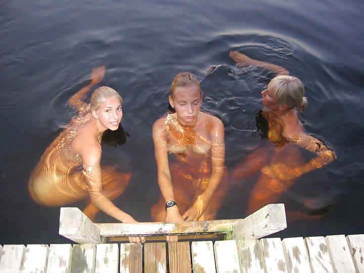 15P Small bathing between friends