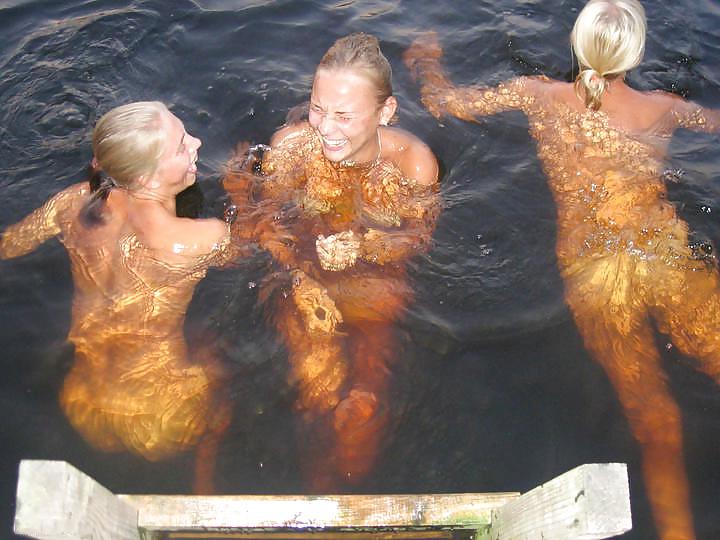 15P Small bathing between friends