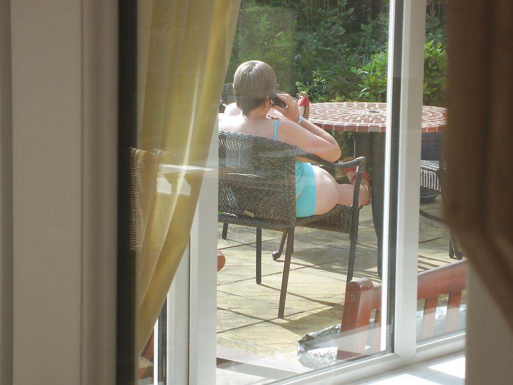 25P Mature curvy wife wears tankini in the garden