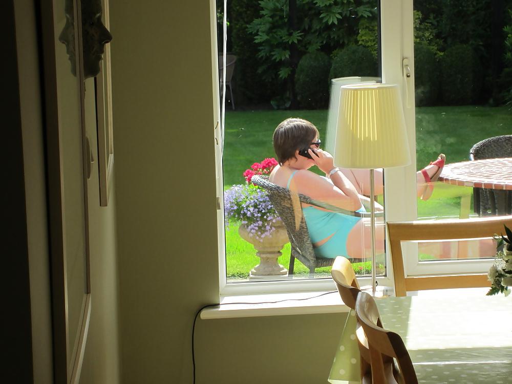 25P Mature curvy wife wears tankini in the garden
