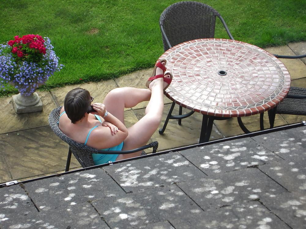 25P Mature curvy wife wears tankini in the garden