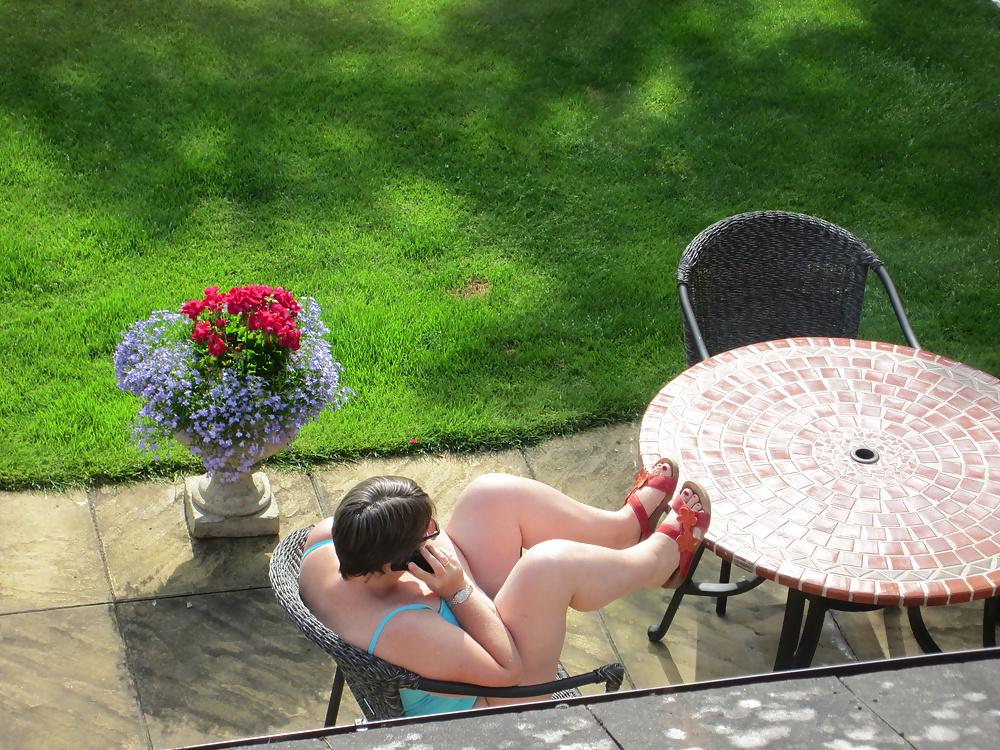 25P Mature curvy wife wears tankini in the garden