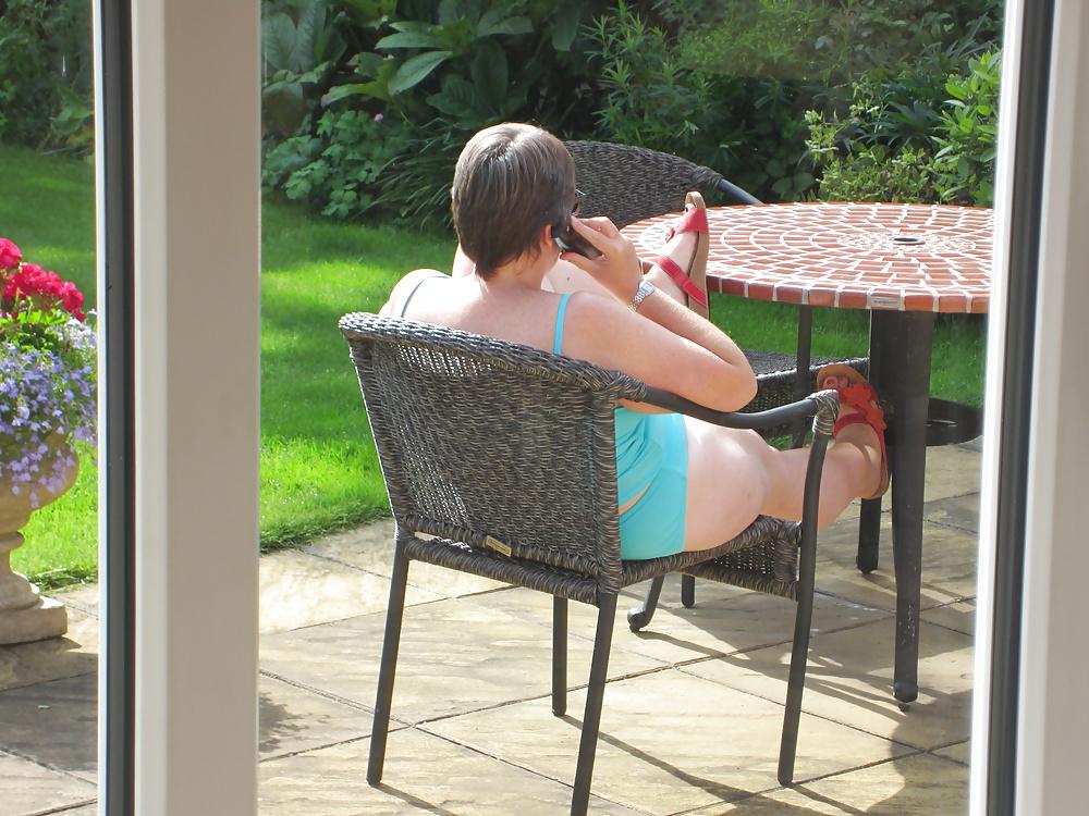25P Mature curvy wife wears tankini in the garden