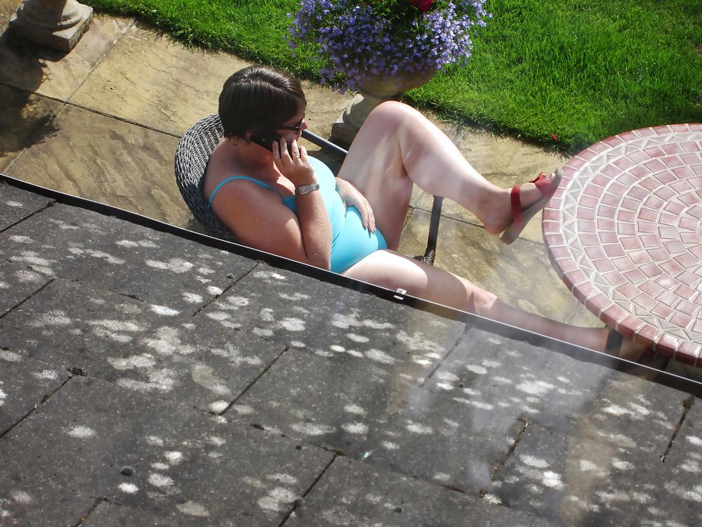 25P Mature curvy wife wears tankini in the garden