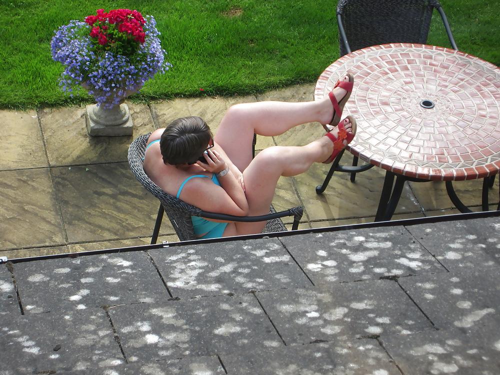 25P Mature curvy wife wears tankini in the garden