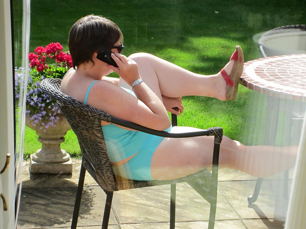 25P Mature curvy wife wears tankini in the garden