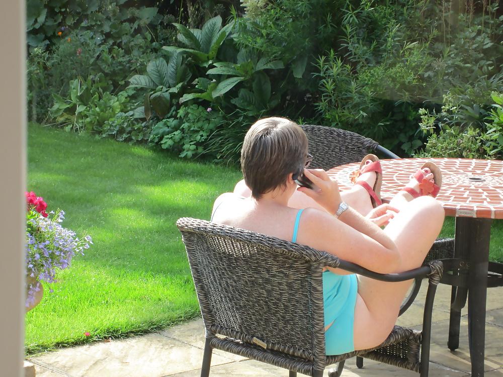 25P Mature curvy wife wears tankini in the garden