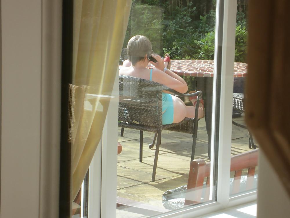 25P Mature curvy wife wears tankini in the garden
