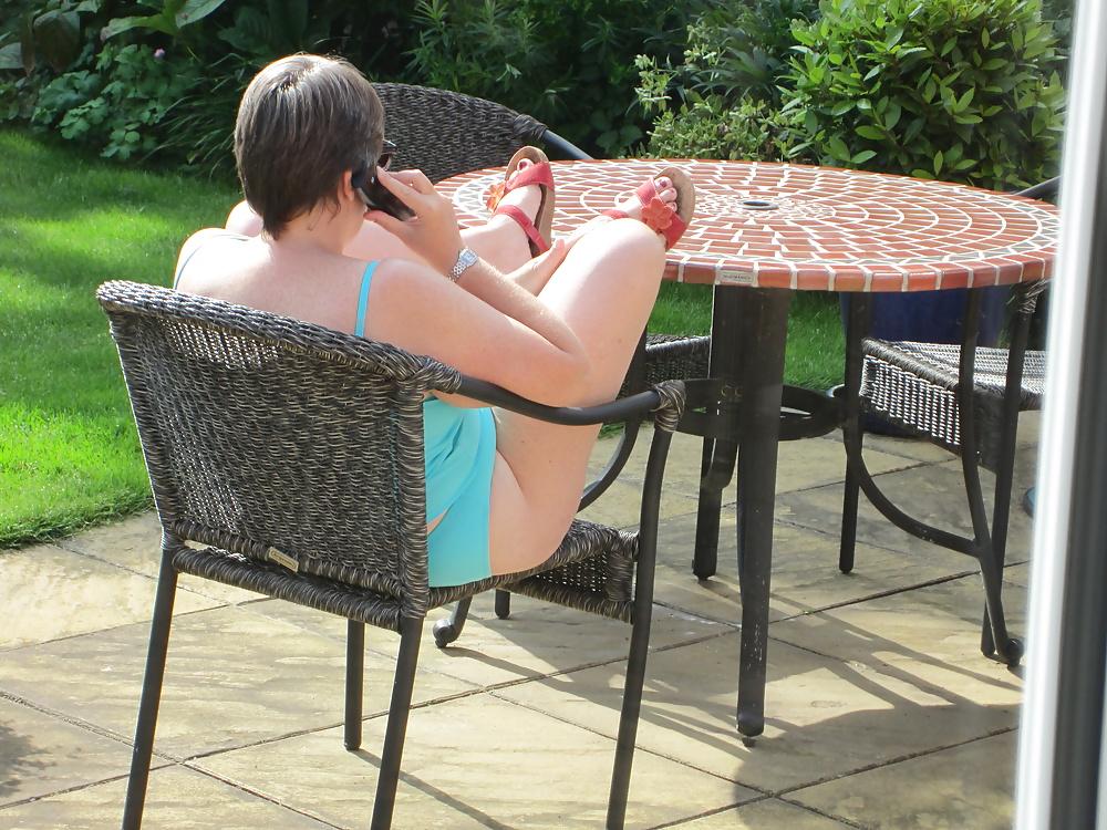 25P Mature curvy wife wears tankini in the garden