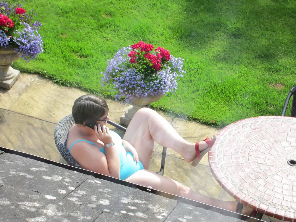 25P Mature curvy wife wears tankini in the garden