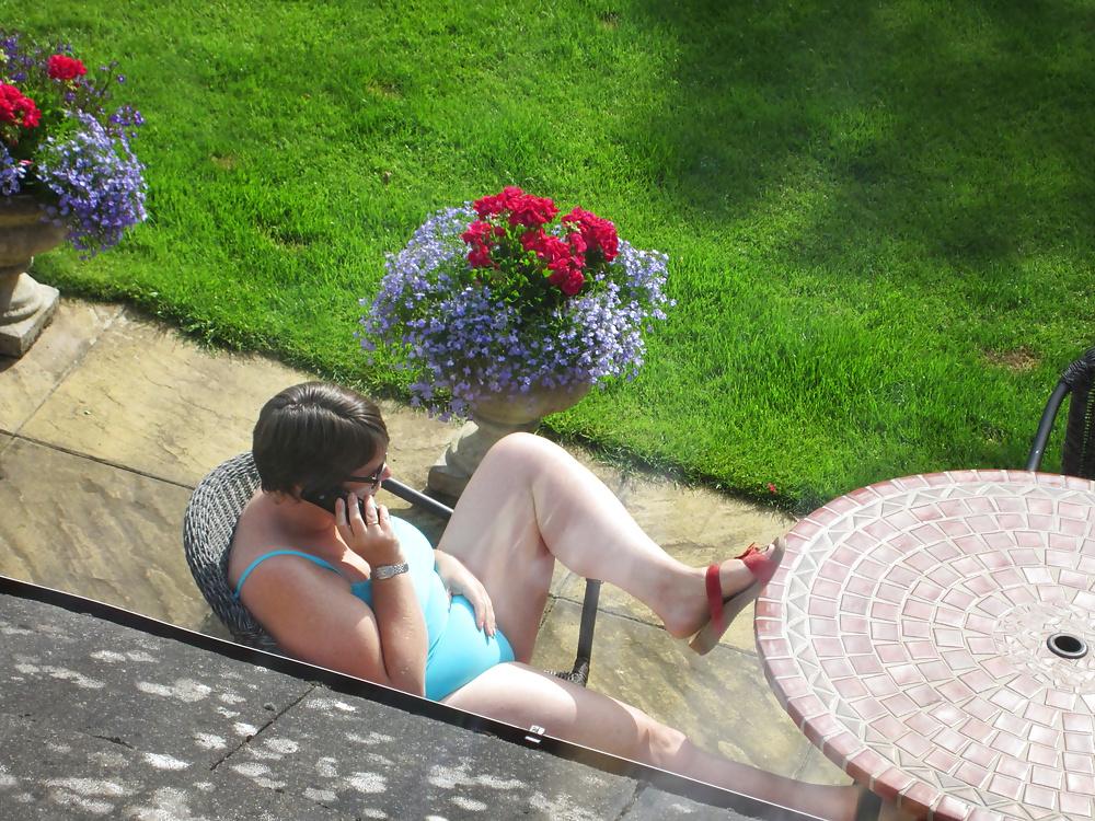 25P Mature curvy wife wears tankini in the garden