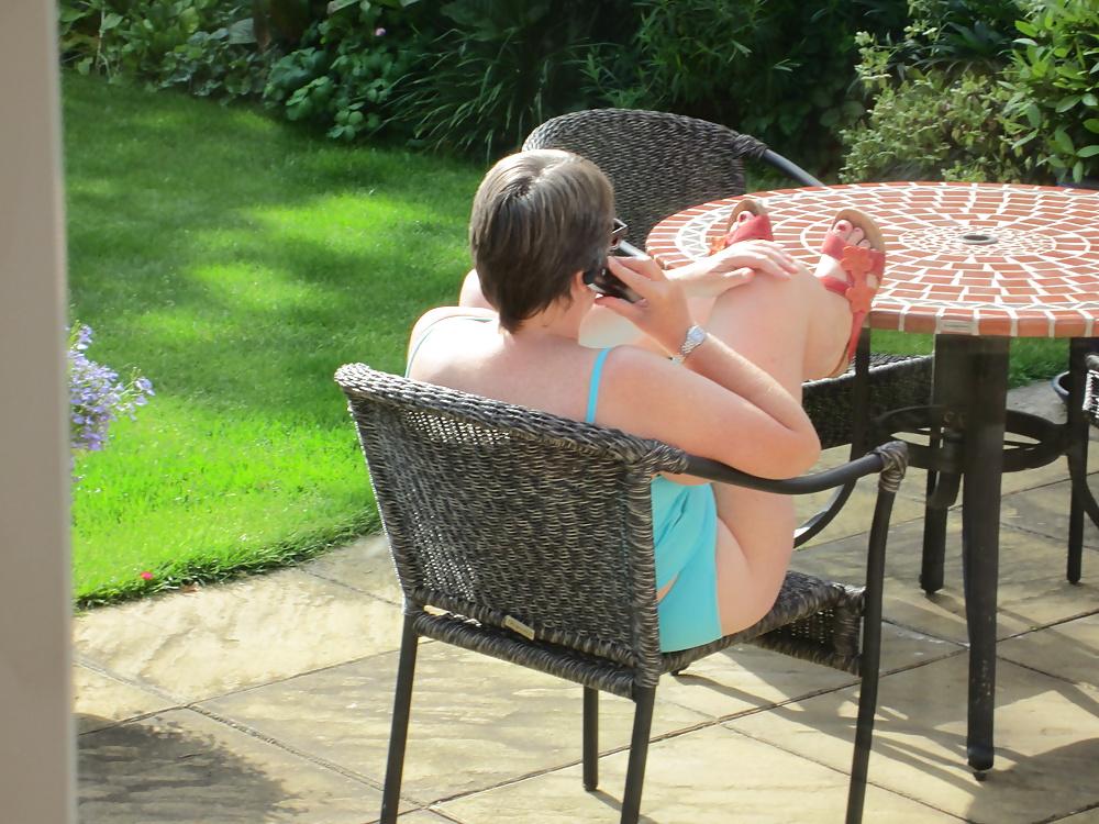 25P Mature curvy wife wears tankini in the garden