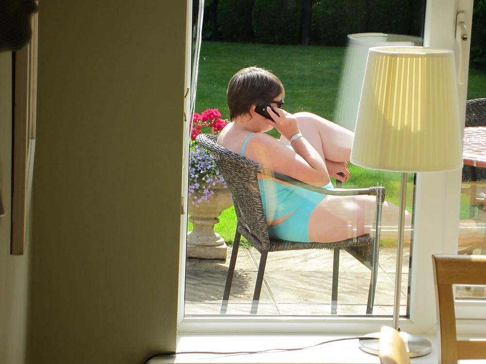 25P Mature curvy wife wears tankini in the garden