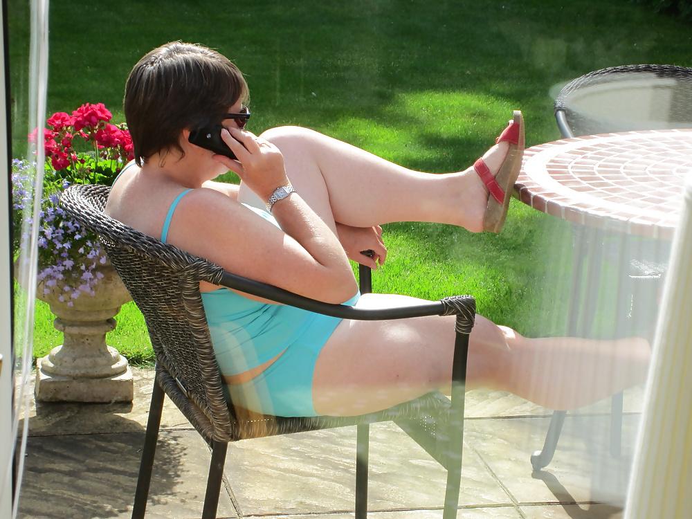 25P Mature curvy wife wears tankini in the garden