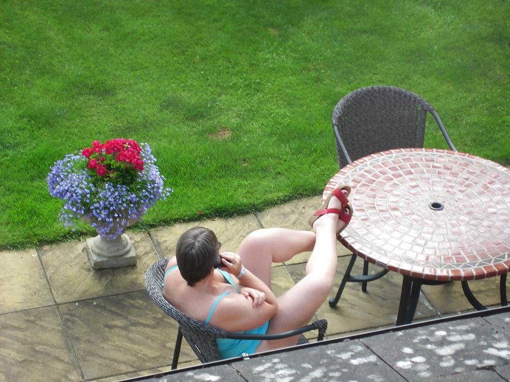 25P Mature curvy wife wears tankini in the garden
