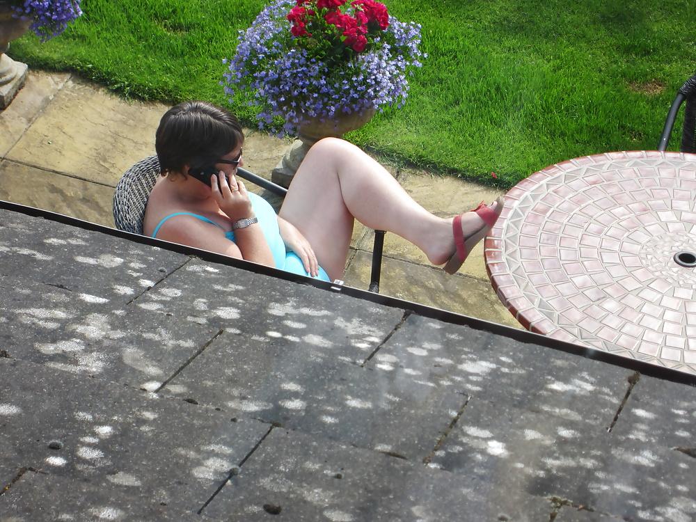 25P Mature curvy wife wears tankini in the garden