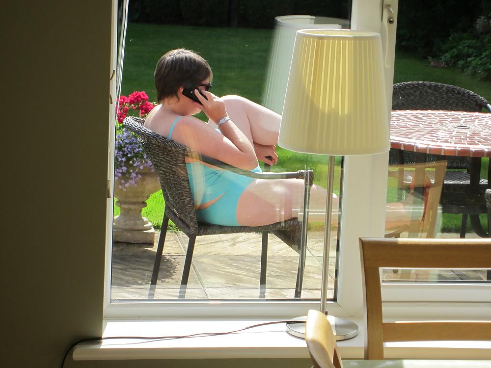 25P Mature curvy wife wears tankini in the garden