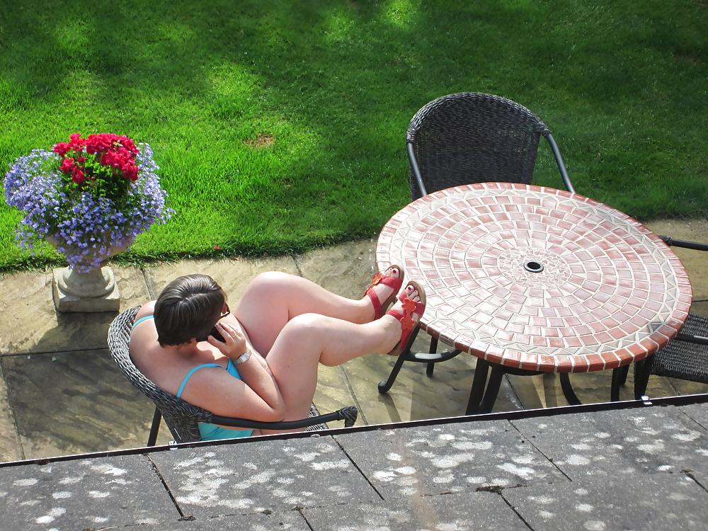 25P Mature curvy wife wears tankini in the garden