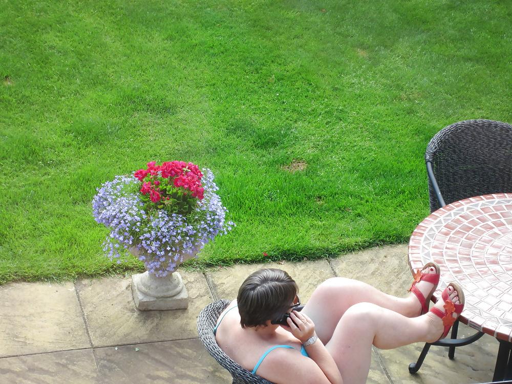 25P Mature curvy wife wears tankini in the garden