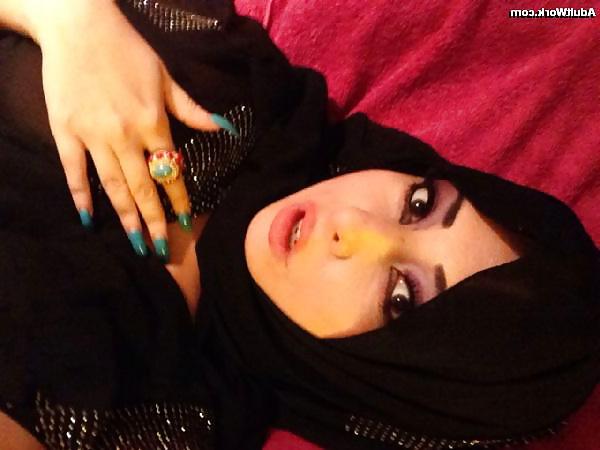 22P Niqabi Arab Mistress