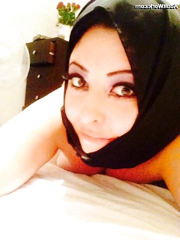 22P Niqabi Arab Mistress