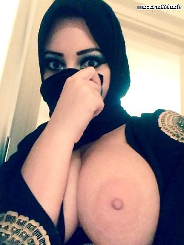 22P Niqabi Arab Mistress