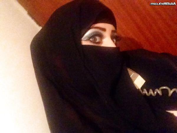22P Niqabi Arab Mistress