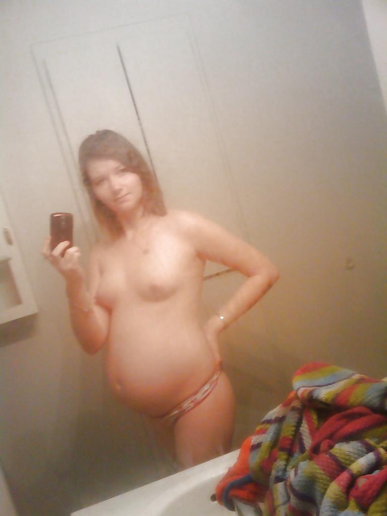 23P Enceinte Salle de Bain - Pregnant Bathroom