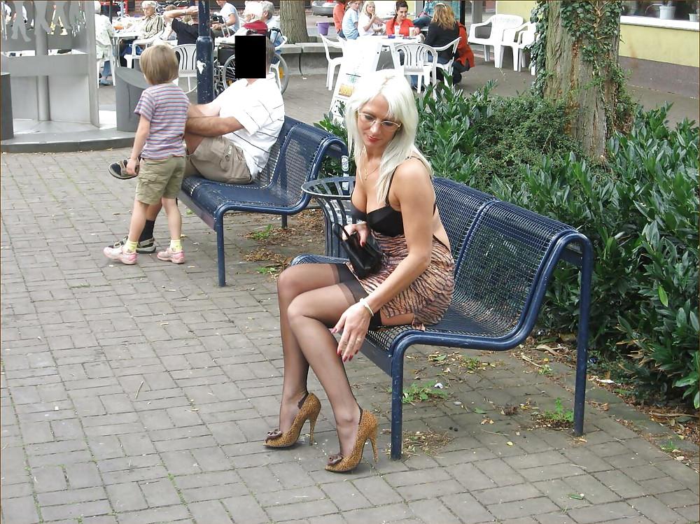 25P Blondine zeigt ihre Beine in Strümpfen 6