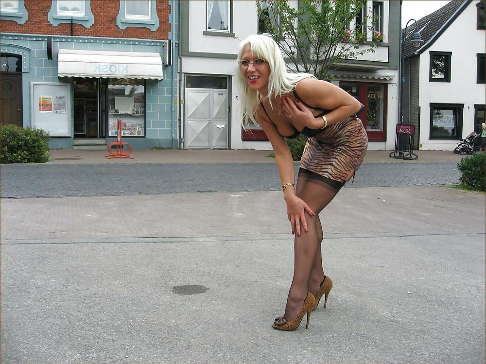 25P Blondine zeigt ihre Beine in Strümpfen 6