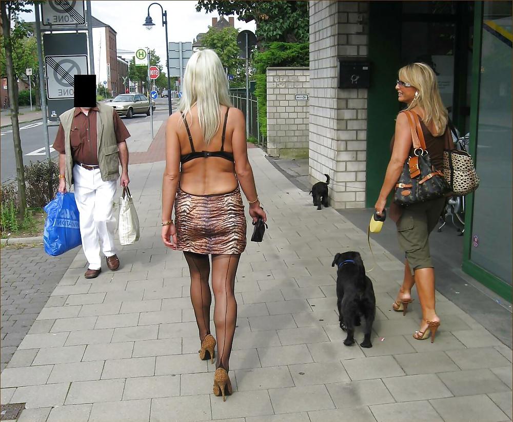 25P Blondine zeigt ihre Beine in Strümpfen 6