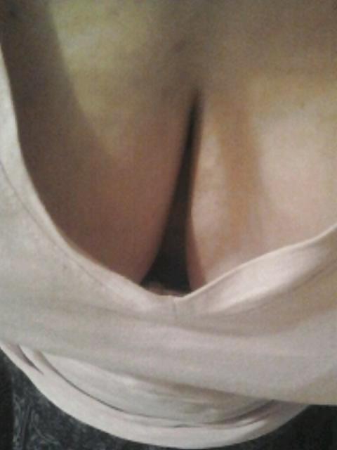 15P Meine sexy MILF mit den großen Titten macht es selbst....