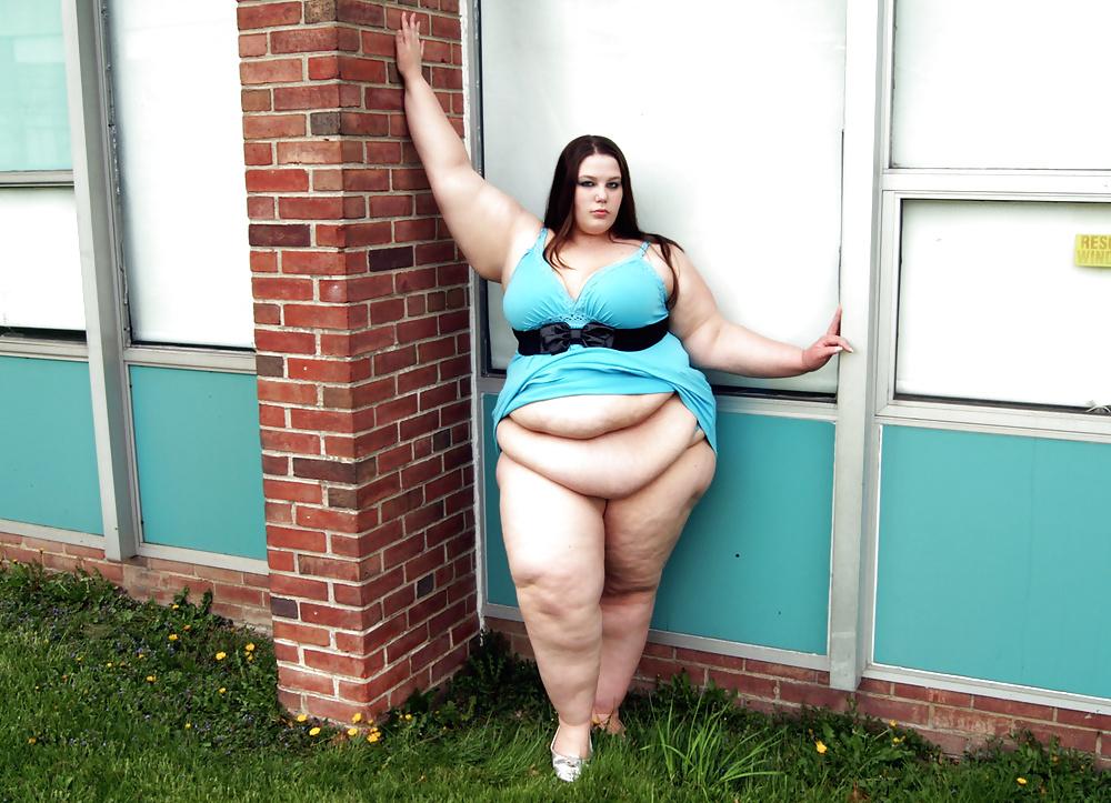 12P FAT GIRLS OUTDOORS