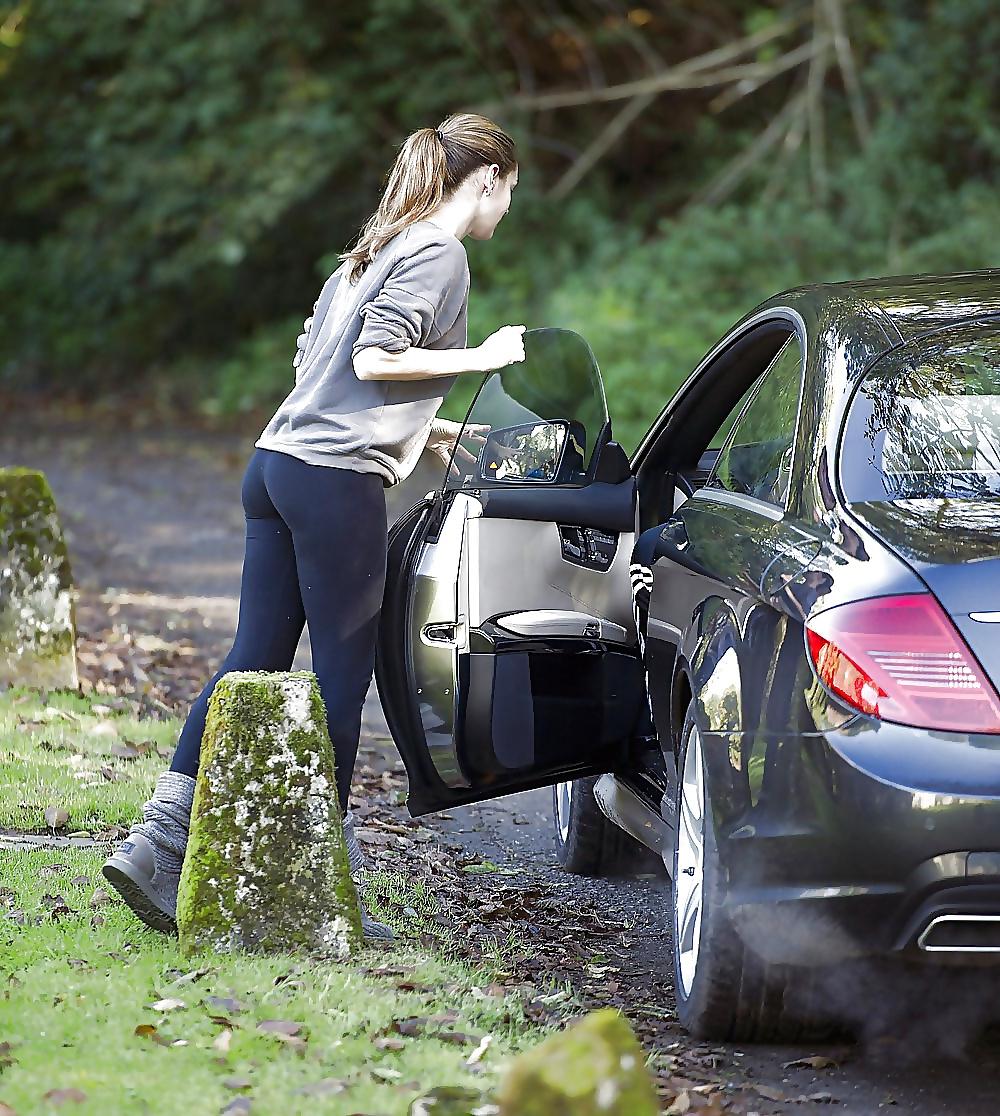 25P Kelly Brook Ass In Leggings And Jeans (HQ)