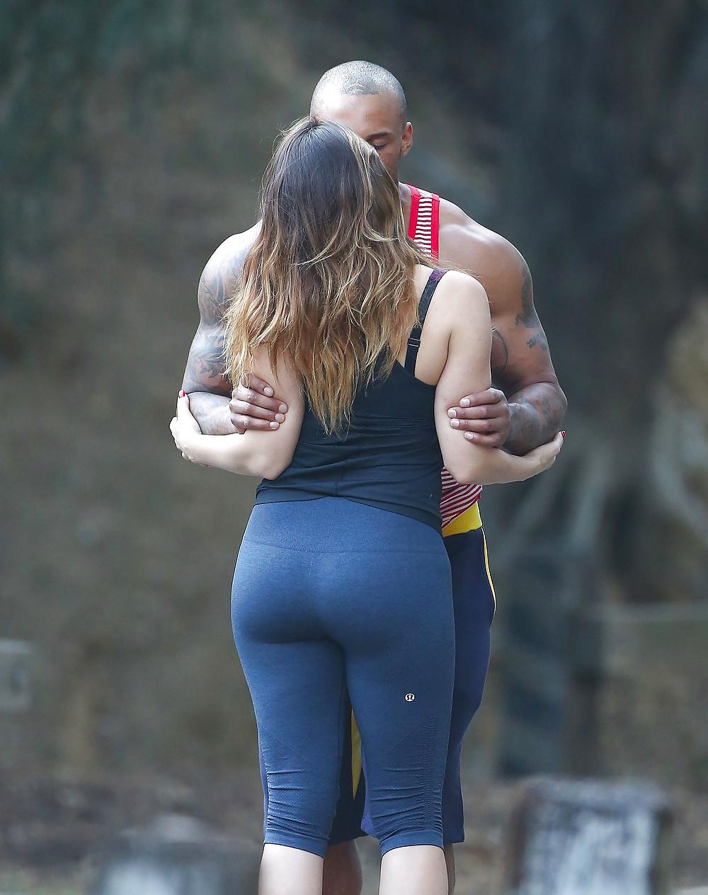 25P Kelly Brook Ass In Leggings And Jeans (HQ)