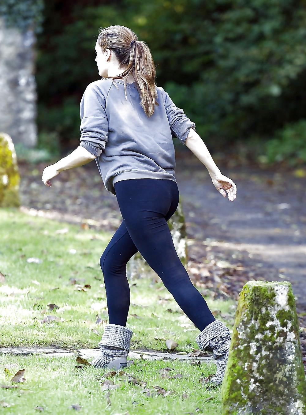 25P Kelly Brook Ass In Leggings And Jeans (HQ)