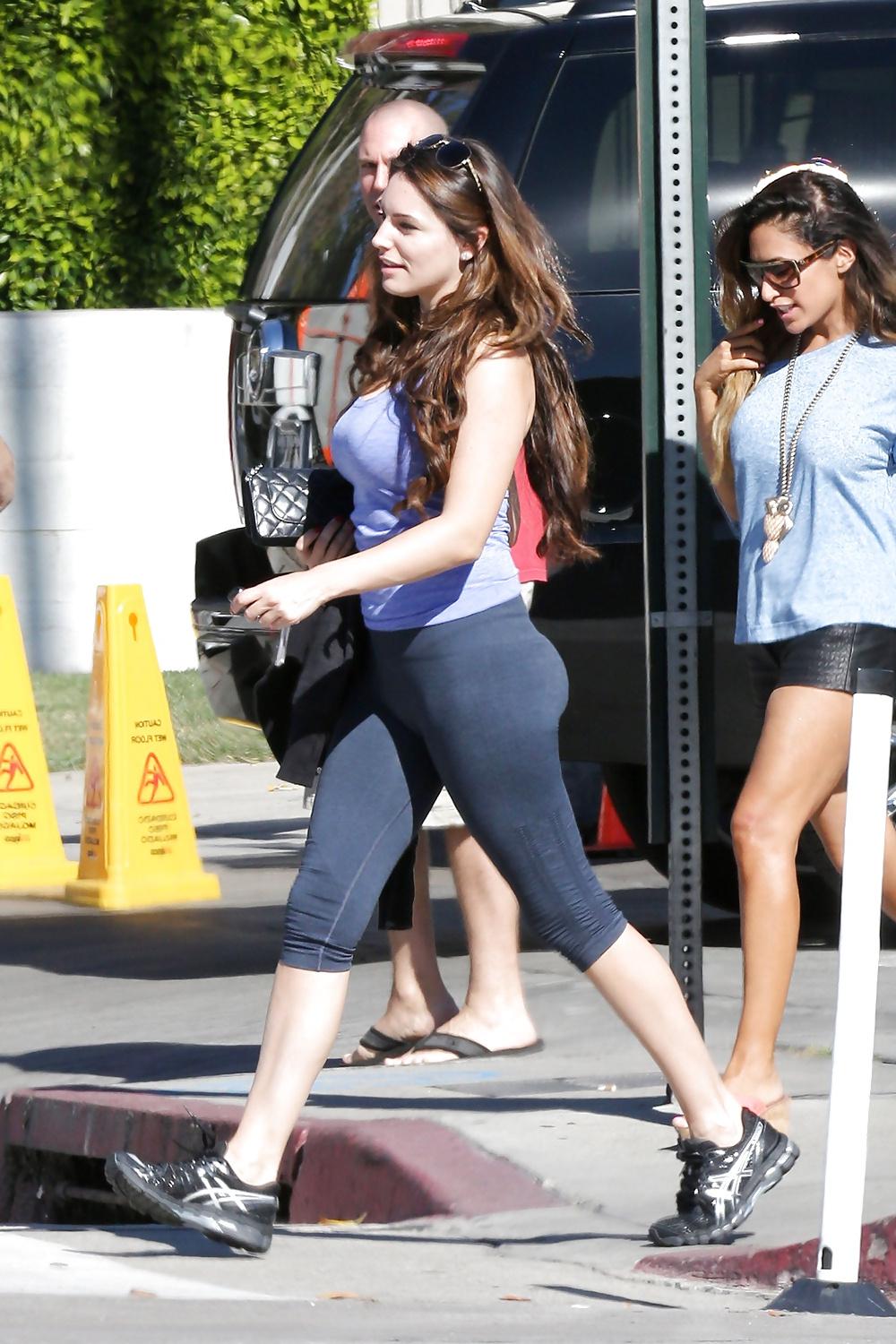 25P Kelly Brook Ass In Leggings And Jeans (HQ)
