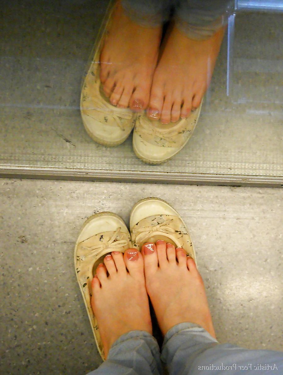 25P Girls feet in the mirror